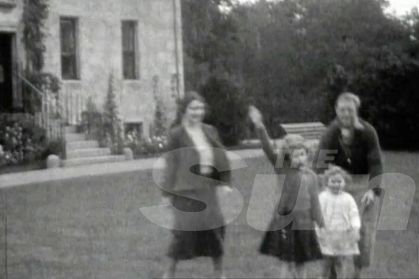 Les princesses Margaret et Elizabeth apprenant le salut nazi par le futur Édouard VIII, sous l’œil bienveillant de leur mère. Scandale ?