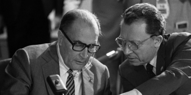 Mitterrand et Jacques Delors, en 1983. Ce dernier est l'un des principaux artisans de la conversion totale du PS à l'économie de marché.